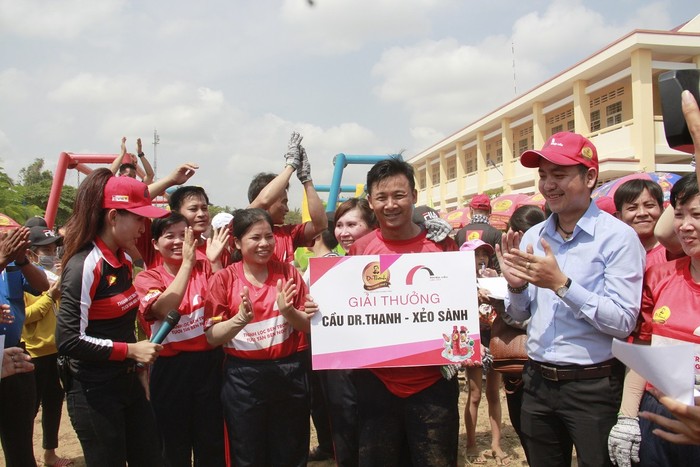 Ông Nguyễn Văn Tùng, đại diện Tập đoàn Tân Hiệp Phát trao tặng cầu Dr Thanh – Xẻo Sành cho đại diện bà con xã Phương Bình.