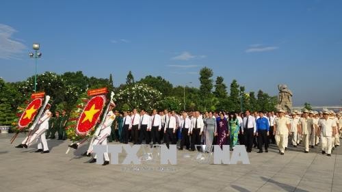 Đoàn đại biểu đến viếng và dâng hương tại Nghĩa trang liệt sĩ Thành phố Hồ Chí Minh.