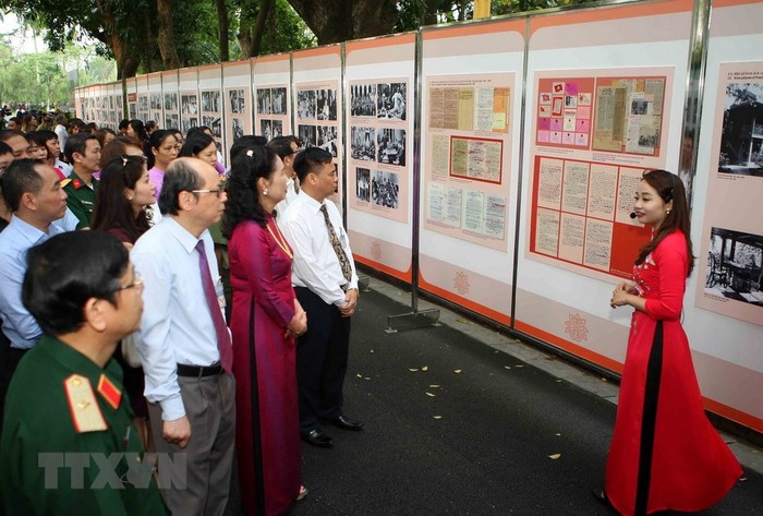 Triển lãm trưng bày 200 tư liệu ảnh, các trang bản thảo có bút tích với 3 phần nội dung chính. (Ảnh: Thanh Tùng/TTXVN)