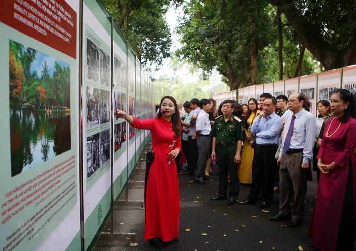 Đó là các nội dung: Chủ tịch Hồ Chí Minh và những ngôi nhà sàn ở chiến khu Việt Bắc; Ngôi nhà sàn Bác Hồ tại Thủ đô Hà Nội; Nhà sàn Bác Hồ - biểu tượng của tư tưởng, đạo đức, phong cách Hồ Chí Minh và tinh thần đoàn kết dân tộc, hội nhập quốc tế. (Ảnh: Thanh Tùng/TTXVN)