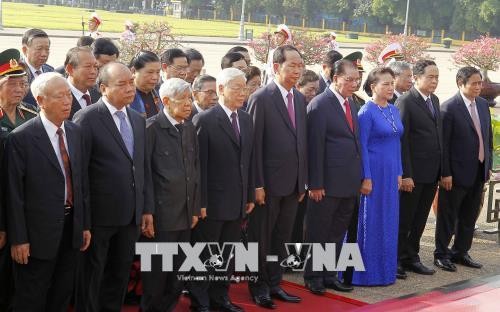 Đoàn đại biểu Ban Chấp hành Trung ương Đảng, Nhà nước, Quốc hội, Chính phủ và Ủy ban Trung ương Mặt trận Tổ quốc Việt Nam do Tổng Bí thư Nguyễn Phú Trọng dẫn đầu đặt vòng hoa và vào Lăng viếng Chủ tịch Hồ Chí Minh. Ảnh: Văn Điệp/TTXVN