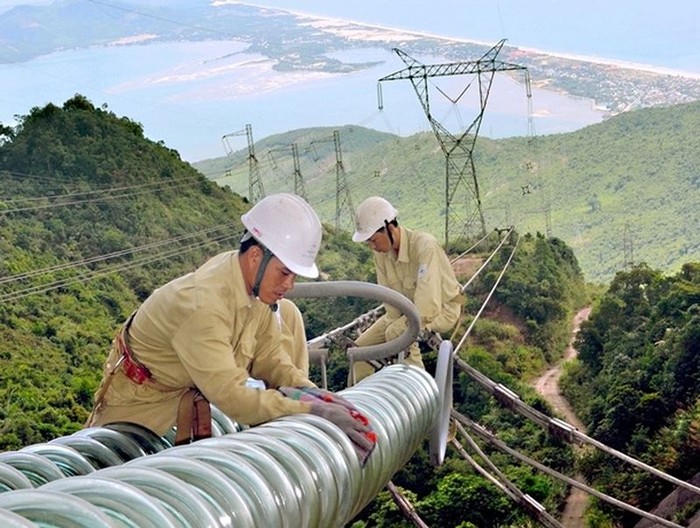 Những người lính truyền tải điện luôn sẵn sàng với những nhiệm vụ khó khăn, nguy hiểm để đảm bảo dòng điện ổn định. ảnh: EVNNPT.