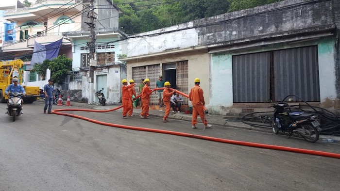 Nhân viên Điện lực Hải Phòng khẩn trương khắc phục sự cố