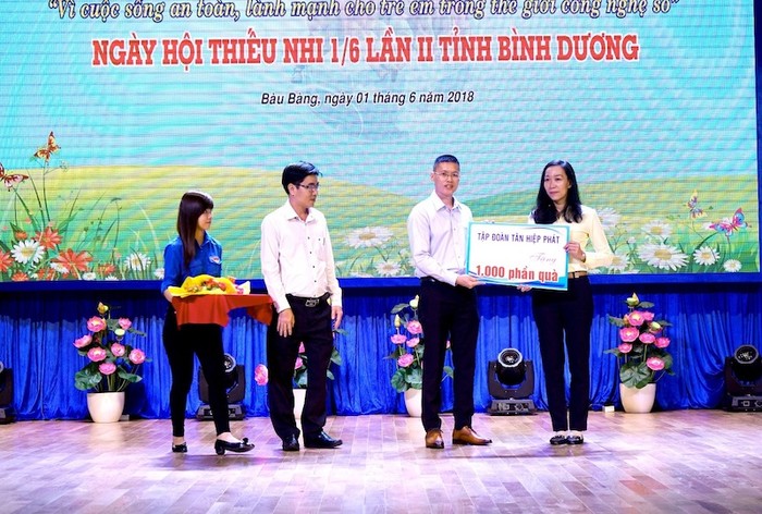 Đại diện Tập đoàn Tân Hiệp Phát trao bảng tượng trưng 1000 phần quà cho Quỹ Bảo trợ trẻ em tỉnh Bình Dương.