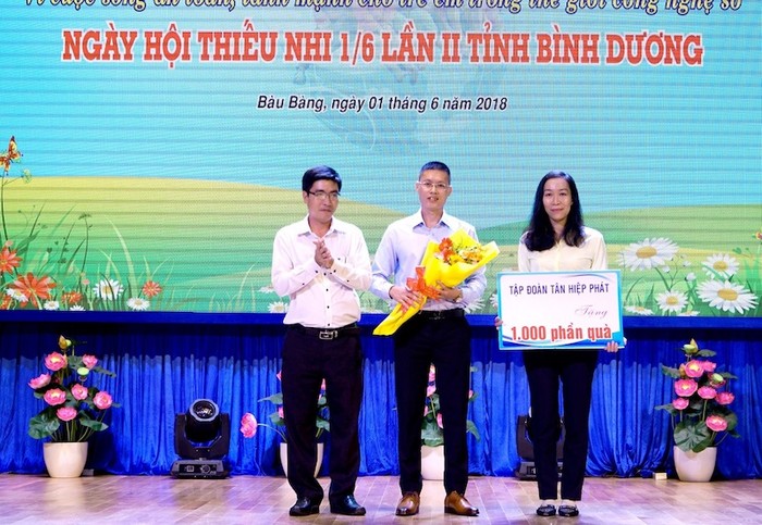 Đại diện Sở Lao động – Thương binh và Xã hội tặng hoa cho Nhà tài trợ