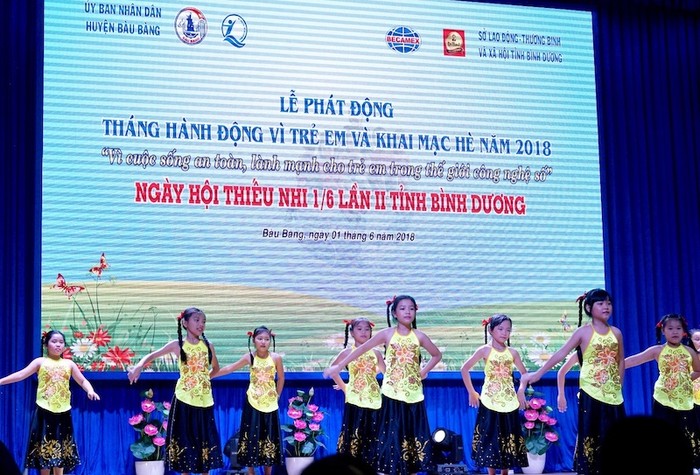 Tiết mục văn nghệ do các em thiếu nhi huyện Bàu Bàng biểu diễn