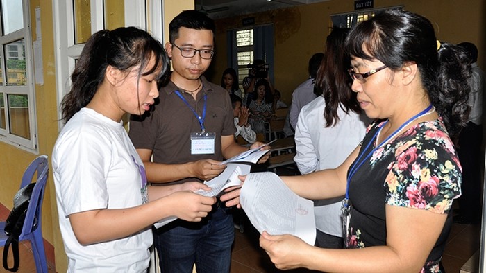 Thí sinh đang làm thủ tục trong kỳ thi Trung học phổ thông quốc gia năm 2017. Ảnh: Nhandan.com.vn