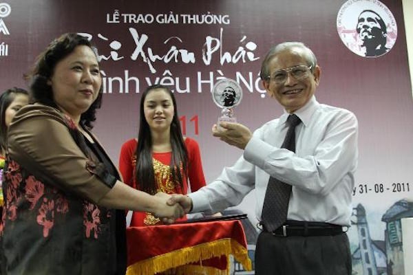 Năm 2011, Giáo sư Phan Huy Lê được trao Giải thưởng Lớn - Giải thưởng Bùi Xuân Phái Vì tình yêu Hà Nội. (Ảnh: Thể thao văn hoá)