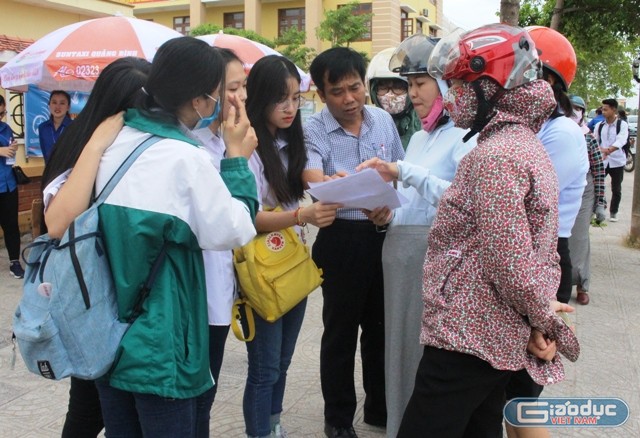 Các thí sinh cùng giáo viên của mình thảo luận về đề thi. (Ảnh: Thủy Phan)