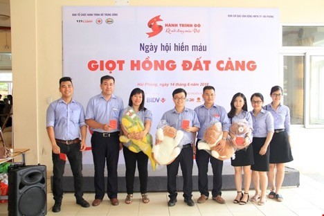 Cán bộ BIDV Hải Phòng tham gia hiến máu.