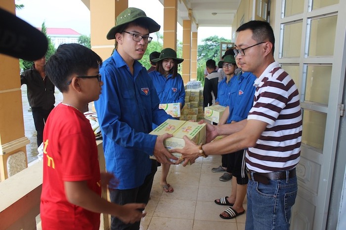 Chung tay chuyển quà vào bên trong hội trường để trao cho bà con