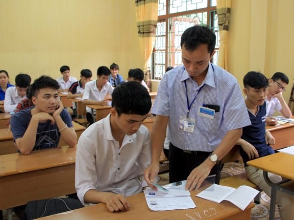 Trong khi các đồng nghiệp khác được nghỉ hè, nhiều giáo viên vẫn tham gia công tác coi thi, chấm thi Trung học phổ thông Quốc gia. Ảnh minh hoạ: TTXVN