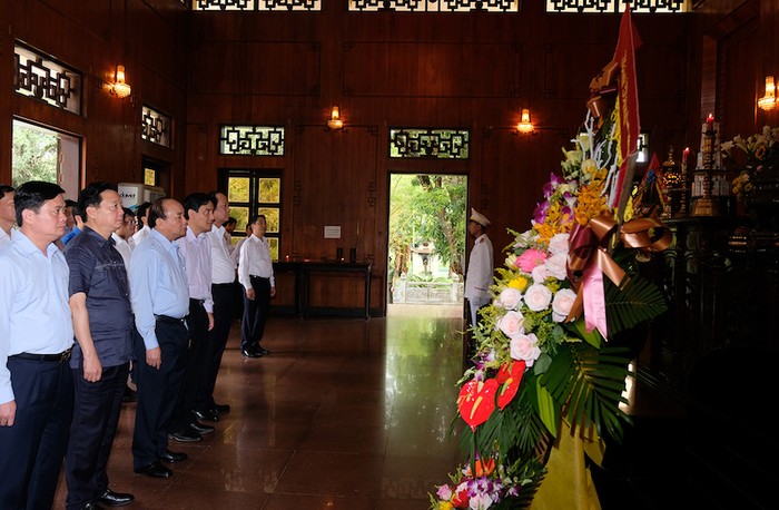 Sáng 20/7, Thủ tướng Chính phủ Nguyễn Xuân Phúc cùng đoàn công tác của Chính phủ và tỉnh Nghệ An đã đến thăm Khu di tích Kim Liên và Truông Bồn, dâng hoa, dâng hương tưởng niệm Chủ tịch Hồ Chí Minh và các anh hùng liệt sĩ. Ảnh: VGP