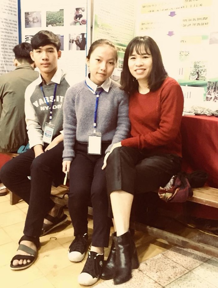 Em Khôi Anh ngồi ở gữa cùng cô giáo chủ nhiệm và Đỗ Hoàng Thế Phúc bên trái