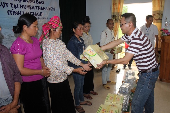 Trao quà cho bà con bị lũ quét ở Lai Châu, Hà Giang