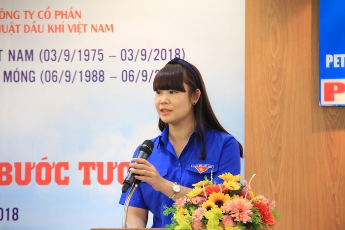 Bí thư Đoàn Tập đoàn Vũ Thị Thu Hương phát biểu khai mạc Tọa đàm &quot;Tiếp nối truyền thống, vững bước tương lai&quot;