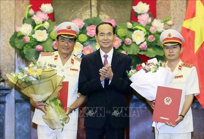 Chủ tịch nước Trần Đại Quang, Trưởng Ban Chỉ đạo Cải cách Tư pháp Trung ương trao Quyết định bổ nhiệm chức vụ Phó Viện trưởng Viện Kiểm sát nhân dân Tối cao cho đồng chí Nguyễn Huy Tiến (bên trái) và đồng chí Nguyễn Văn Quảng (bên phải). Ảnh: Nhan Sáng/TTXVN