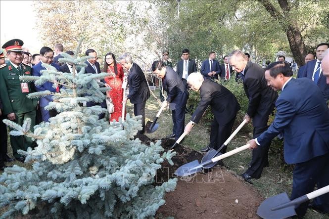 Tổng Bí thư trồng cây trong khuôn viên tượng đài Chủ tịch Hồ Chí Minh ở Moscow