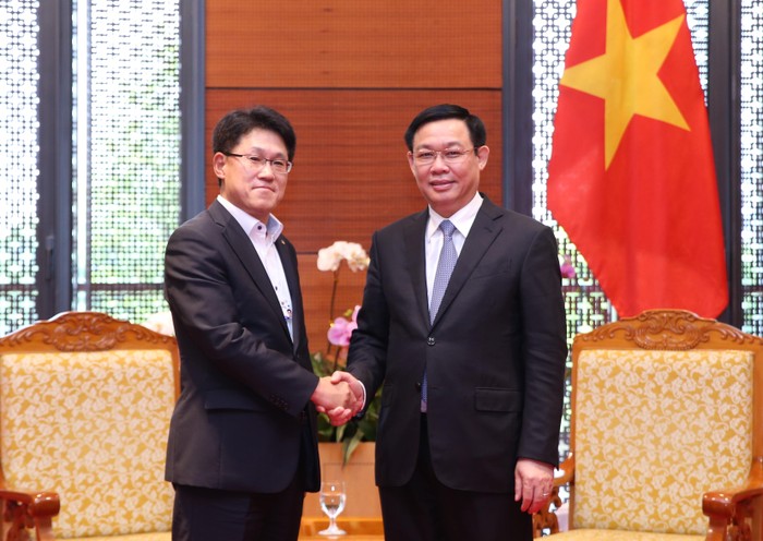 Phó Thủ tướng Vương Đình Huệ và Phó Chủ tịch cấp cao Tập đoàn năng lượng Hanwha, ông Pyo Kim. Ảnh: VGP/Thành Chung