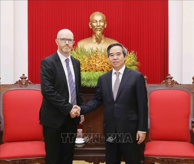 Trưởng Ban Kinh tế Trung ương Nguyễn Văn Bình tiếp ông Simon Milner, Phó Chủ tịch phụ trách Chính sách Công khu vực châu Á - Thái Bình Dương của Facebook. Ảnh: Phương Hoa/TTXVN