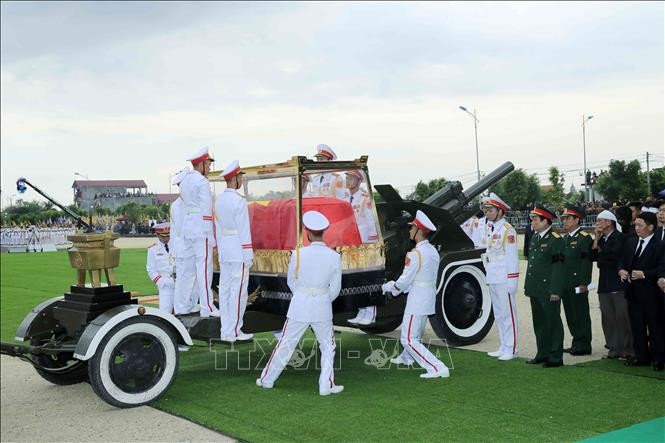 Đội tiêu binh chuyển linh cữu Chủ tịch nước Trần Đại Quang tại nơi an táng - xã Quang Thiện, huyện Kim Sơn, tỉnh Ninh Bình. Ảnh: TTXVN