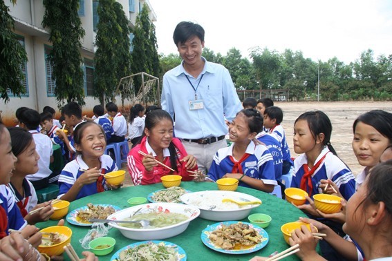 Học trò ăn cơm thân mật ngày 20/11 với thầy cô