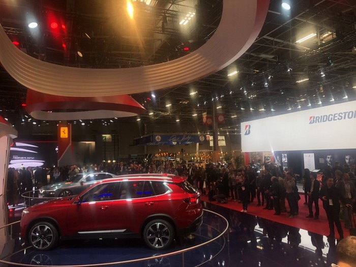 Sau 2 ngày chỉ mở cửa cho báo chí, hôm qua Paris Motor Show bắt đầu mở cửa cho công chúng