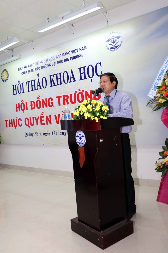 Phó giáo sư, Tiến sĩ Nguyễn Mạnh An – nguyên Hiệu trưởng Trường Đại học Hồng Đức, Chủ nhiệm Câu lạc bộ Các trường Đại học địa phương phát biểu tại Hội thảo