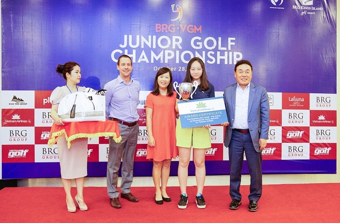 Ông Evans Mahoney – Giám đốc sân golf BRG Kings Island Golf Resort và bà Vũ Vân Yến – Phó Tổng biên tập Tạp chí Golf Việt Nam trao giải cho nhà vô địch Đoàn Xuân Khuê Minh