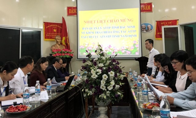 Đoàn kiểm tra Ban Quản lý An toàn thực phẩm Bắc Ninh làm việc tại Chi cục An toàn vệ sinh thực phẩm tỉnh Nam Định.
