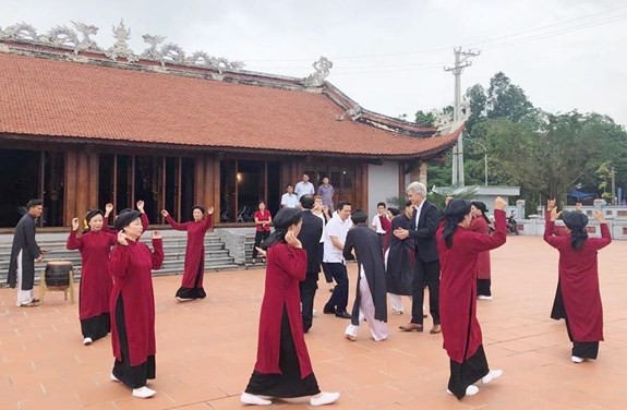 Đoàn cán bộ thành phố Caen, Cộng hòa Pháp tham gia hát Xoan cùng các nghệ nhân tại miếu Lãi Lèn, xã Kim Đức. Ảnh: Qdnd.vn