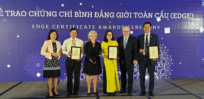 Ông Huỳnh Bửu Quang, Tổng Giám đốc Maritime Bank nhận chứng nhận EDGE tại buổi lễ