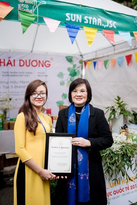Bà Nguyễn Nguyệt Nga trao chứng nhận Sao Thái Dương đồng hành cùng sự kiện