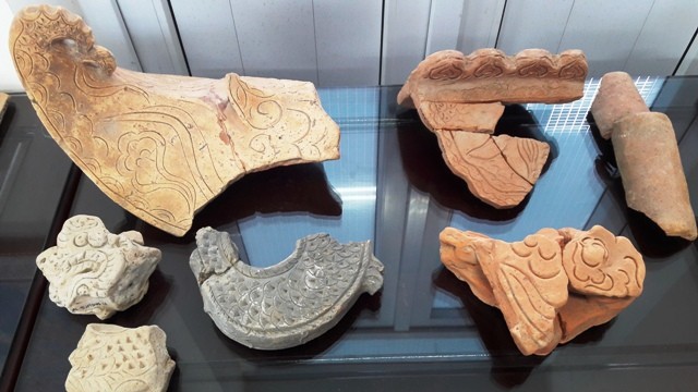 Di vật có họa tiết trang trí thu gom được ở các hố khai quật khảo cổ học.