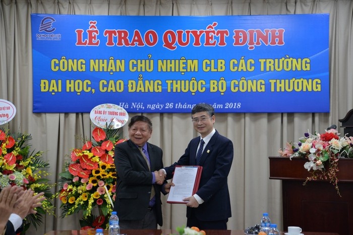 Phó giáo sư, Tiến sĩ Trần Xuân Nhĩ – Phó Chủ tịch Hiệp hội các trường Đại học, Cao đẳng Việt Nam trao Quyết định công nhận chủ nhiệm Câu lạc bộ các trường Đại học, Cao đẳng thuộc Bộ Công Thương cho – Hiệu trưởng trường Đại học Điện lực.