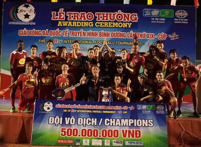 Các cầu thủ Hoàng Anh Gia Lai với chiếc Cup vô địch Number 1