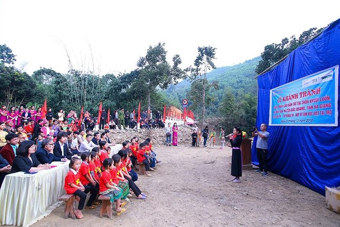 Lễ Khánh thành có sự tham gia của lãnh đạo cấp uỷ chính quyền địa phương, ông Nguyễn Việt Quang - đại diện nhà tài trợ Tập đoàn TH; bà Trần Hồng Điệp, đại diện nhà tài trợ Quỹ Vì Tầm Vóc Việt và nhà báo Lương Phán, đại diện báo Dân trí và đông đảo bà con, thầy cô giáo tại xã Hữu Sản.