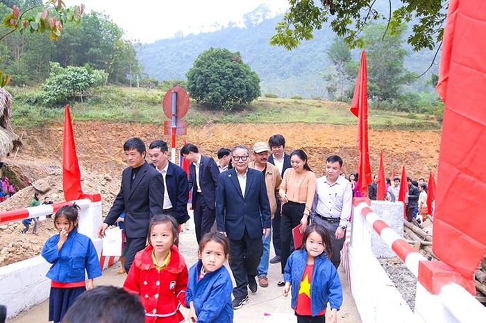 Khởi công vào mùa mưa, việc xây dựng gặp không ít khó khăn. Tuy nhiên, sau 4 tháng thi công, cây cầu đã chính thức được đưa vào hoạt động, mang làm niềm vui năm mới 2019 cho bà con tại địa phương.