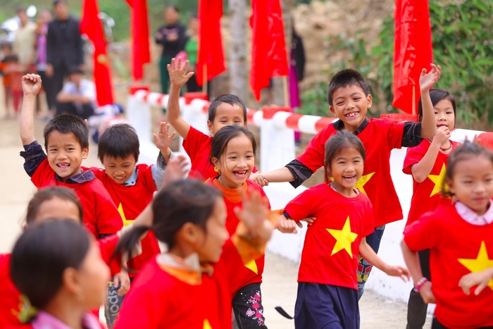 Từ nay, trẻ em trong thôn sẽ không còn phải nghỉ học vào những ngày mưa lũ, không phải đi qua cây cầu tạm với nhiều nguy hiểm rình rập.