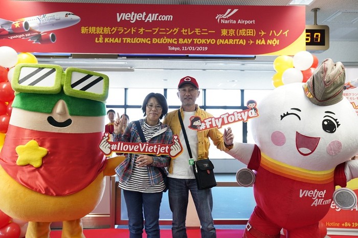 Amy của Vietjet và Kutan của Sân bay Quốc tế Narita chào mừng và chụp ảnh lưu niệm cùng những hành khách đầu tiên của chuyến bay khai trương.