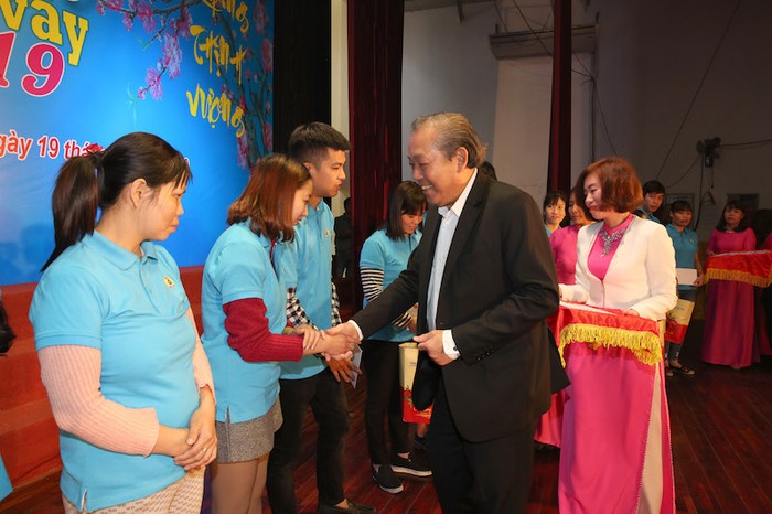 Phó Thủ tướng Thường trực Trương Hòa Bình tặng quà công nhân. Ảnh: VGP