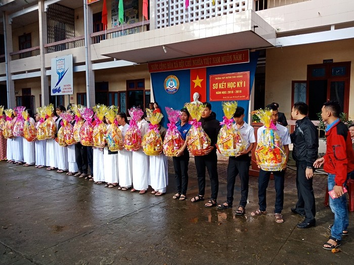 Nhóm thiện nguyện đường xa trao tặng 22 suất quà và tiền mặt cho học sinh có hoàn cảnh khó khăn