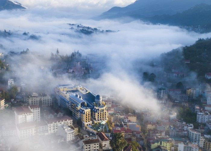 Ẩn hiện trong làn sương mờ ảo của “thành phố trong mây” là dáng hình như một cung điện của Hotel de la Coupole, MGallery by Sofitel– tuyệt phẩm khách sạn nghỉ dưỡng 5 sao đẳng cấp quốc tế đầu tiên tại Sa Pa (Lào Cai).