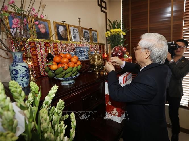 Tổng Bí thư, Chủ tịch nước Nguyễn Phú Trọng thắp hương tưởng niệm Tổng Bí thư Trường Chinh. Ảnh: Trí Dũng/TTXVN