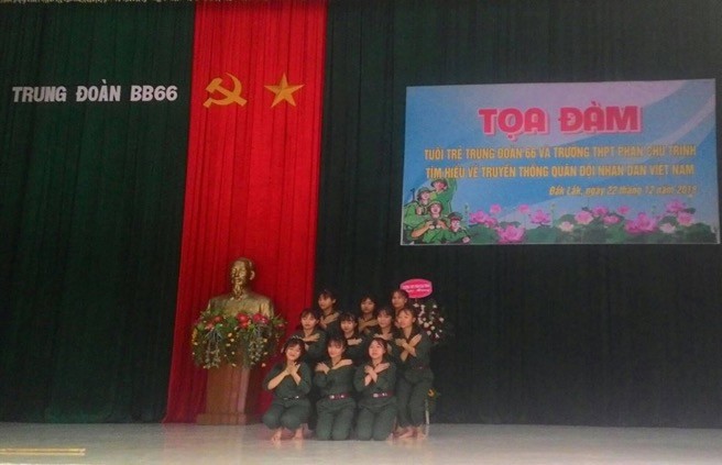 Học sinh trường Phan Chu Trinh biểu diễn văn nghệ giao lưu, trải nghiệm thực tế tại trung đoàn BB66 - Đắk Lắk