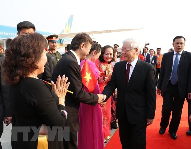 Đại diện Đại sứ quán, cộng đồng người Việt Nam tại Lào đón Tổng Bí thư, Chủ tịch nước Nguyễn Phú Trọng tại sân bay quốc tế Wattay ở Thủ đô Vientiane. (Ảnh: Trí Dũng/TTXVN)