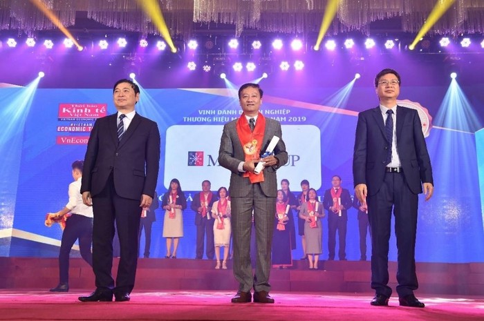 Ông Hoàng Quốc Quân - Phó Tổng Giám đốc MIKGroup nhận Cup và giấy chứng nhận Thương hiệu mạnh - Top 10 Nhà phát triển bất động sản uy tín