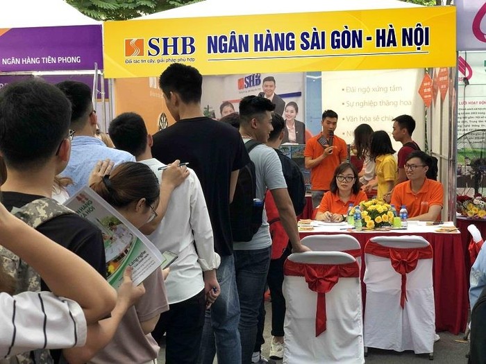 Nhiều sinh viên đến với gian hàng của SHB tại “Cầu nối nhân lực” 2019.