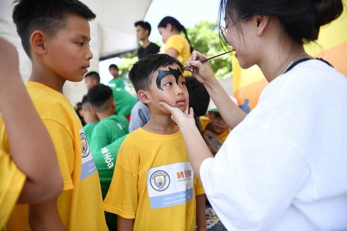 Các hoạt động bên lề như facepainting đã khích lệ tinh thần thi đấu của các cầu thủ và tạo thêm không khí cho ngày hội