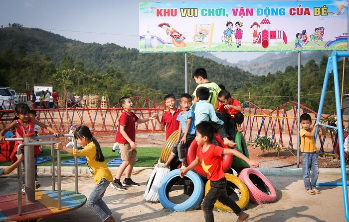 Tại buổi lễ khánh thành, đại diện học sinh Trường Tiểu học Vinschool đã trao tặng các em nhỏ Trường Mầm non Mường Đun sân chơi tái chế - một dự án học tập của học sinh khối 4 trong môn Học để phục vụ - Service Learning, nơi các em trực tiếp nghiên cứu, tìm hiểu và tham gia một số công đoạn làm sân chơi bằng các vật liệu tái chế, lốp ô tô cũ được Phụ huynh quyên tặng.